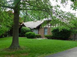 Office + 5 BR, Movie Theater , Creve Coeur -10 Sleep surface, casa o chalet en Creve Coeur