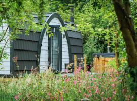 Emlyn's Coppice - Luxury Woodland Glamping, hotel in Holywell