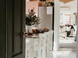 The Pine Tree Cottage - Charming cottage close to Canberra