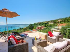 Villa Chrissos by Villa Plus, hotel em Lourdhata