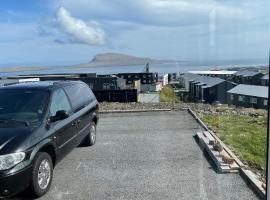 Modern Apartment With City & Oceanside View, hotel blizu znamenitosti Svartifossur, Torshavn