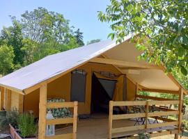 Resort Orizzonti Glamping, hotel met zwembaden in SantʼElpidio a Mare