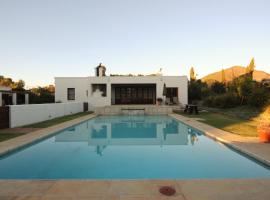 Mitre's Edge Pool House, hotel u gradu 'Klapmuts'