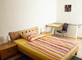 Einladene Fremdenzimmer mit Außengastronomie, cheap hotel in Schmidmühlen