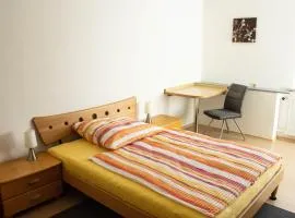 Einladene Fremdenzimmer mit Außengastronomie