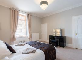 Scotston Villa - 5 bedroom house with hot tub, cheap hotel in Forfar