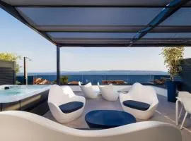 Luxury apartment- balcony- private rooftop and jacuzzi- common pool