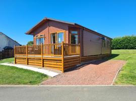 Mildreds Lodge with Hot Tub, holiday home in Felton