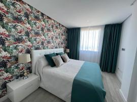 Luxury apartment in Ocean Garden Playa Paraiso, hotelli kohteessa Arona