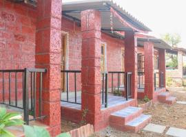 SiddhaDham - Farm Stay Cottage 1, Familienhotel in Nashik