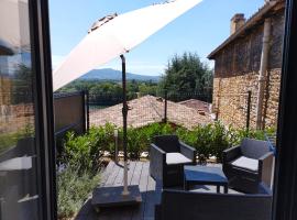 Trévoux: loft ravissant avec terrasse, hotel económico em Trévoux