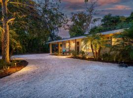 Beautiful Glam Mid-Century 1 block from Sarasota bay with Firepit, cottage in Sarasota