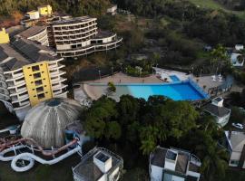 Casa de campo em resort com banheiras água termal – hotel w mieście Santo Amaro da Imperatriz