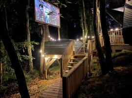 Luxurious Camping -Theater, Hot-Tub, Keg, Fire Pit, hotel i Jonesville