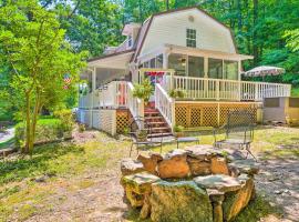 Secluded Chattanooga Getaway with Deck and Yard!, cabaña o casa de campo en Chattanooga