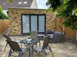 Modern Studio with parking in private garden, cheap hotel in Theydon Bois