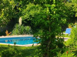 Ecolodge prachtige tuin sauna, jacuzzi en warm zwembad, apartment in Tilburg