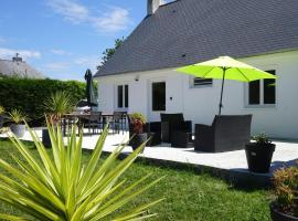 Comfortable Bungalow, Pink Granite Coast, Hotel in Pleumeur-Bodou