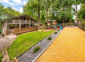 Spacious chalet with sauna and bubble bath、バルヴォーのヴィラ