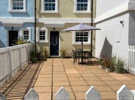 Solent Haven, Lymington with sea views and parking, holiday home in Lymington