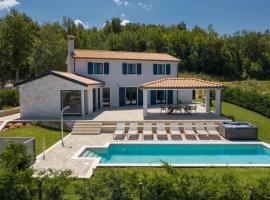 Luxury villa Edoardo with pool in Visinada, вила в Vižinada