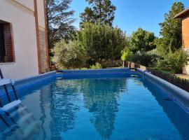 VAL D'ORCIA DELUXE 2, RAFFINATA CASA immersa nel verde con WiFi, giardino e parcheggio, apartment in Montalcino