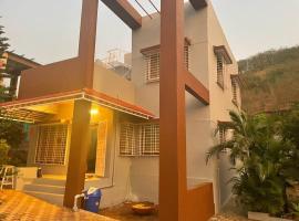 Hill-View and nature surrounding 3 BHK Villa, semesterhus i Pune