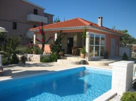 Apartments Sinisa, hotel di Sevid