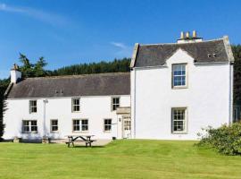 Garbity Farmhouse - beautiful 6-bedroom Farmhouse with open fires, holiday home in Fochabers