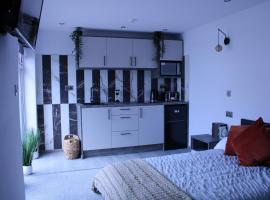 142 Oundle Rd - Private Room Accommodation with Kitchenette - Ideal for Contractors and Solo Traveler, apartment in Peterborough