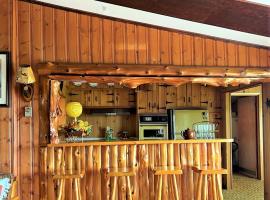 Somewhere In Time - RETRO SPACIOUS COTTAGE with PRIVATE SANDY BEACH, hytte i Wiarton