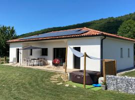 Villa jacuzzi, terrain de pétanque et aire de jeux vue sur les Pyrénées, hotel a Seilhan