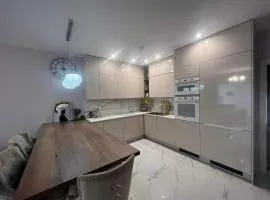 Beverly Hills House pri potoku by Pinkreal