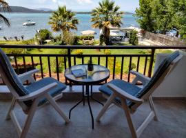 THE ''GOLDEN HOUR'' BEACHFRONT COTTAGE, hytte i Vourvourou