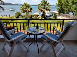 THE ''GOLDEN HOUR'' BEACHFRONT COTTAGE, holiday home in Vourvourou