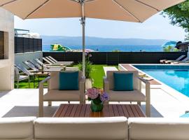 Beachfront Villa Erce with private 40sqm heated pool, a Gym, 7 en-suite bedrooms, a rooftop terrace, 2 living areas: Duće şehrinde bir kulübe