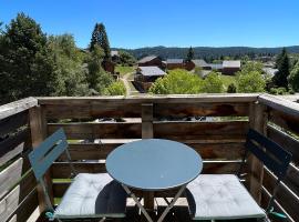 Cocon jurassien 4 pers Piscine Nature & Ski, hotel u gradu Saint-Laurent-du-Jura