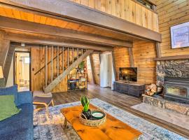 Charming Big Bear Lake Cottage with Deck Hike and Ski, hotel familiar en Big Bear Lake