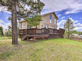 Sunny Pagosa Springs Home with Deck and Fire Pit, allotjament vacacional a Pagosa Springs