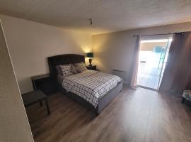 (A17) Lovely Queen Bed Hotel Style, hotel near Petersen Automotive Museum, Los Angeles