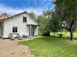 Cosy holiday home overlooking the meadows, feriehus i Spijk