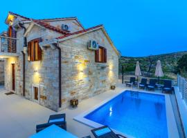 Villa Izabela with private pool and beautiful view, hotell i Dračevica