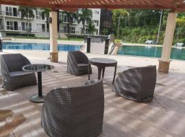 Affordable Tagaytay Monteluce 2 BR LOFT with pool 82, aparthotel v destinaci Silang