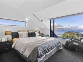 Penthouse Studio - Amazing Lake Views, budget hotel in Queenstown