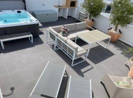 Luxury Two Bedroom Apartment with Private Roof Terrace and Hot Tub, hotel ad Alvor