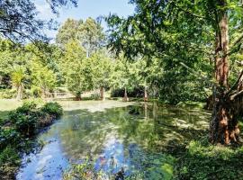 Peaceful cottage in beautiful landscaped native bush gully, chalet i Tamahere