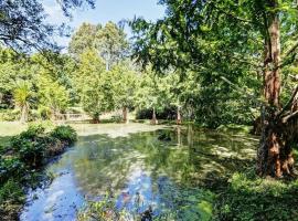 Peaceful cottage in beautiful landscaped native bush gully, hotel v destinaci Tamahere