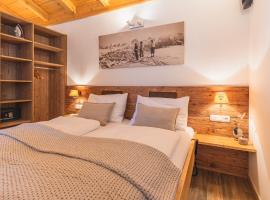 Dorfchalets & Apartments - in Kaprun centre including FREE entry Tauern Spa and Summer Card, ξενοδοχείο με γκολφ στο Kaprun