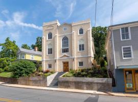 The Sanctuary:Downtown Staunton, holiday home in Staunton