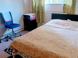 Comfortable double bedroom in London, khách sạn có chỗ đậu xe ở Hornchurch